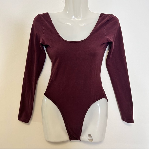 ◾️3/$25 American Apparel Long Sleeve Burgundy Scoop Nevk Bodysuit - Picture 1 of 5